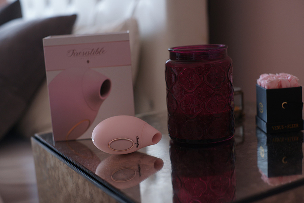 Розовый вакуум-волновой клиторальный стимулятор Irresistible Seductive Pink IRR001PNK