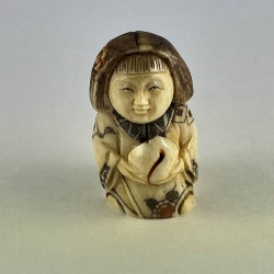 Статуэтка нэцкэ Гейша с большим персиком