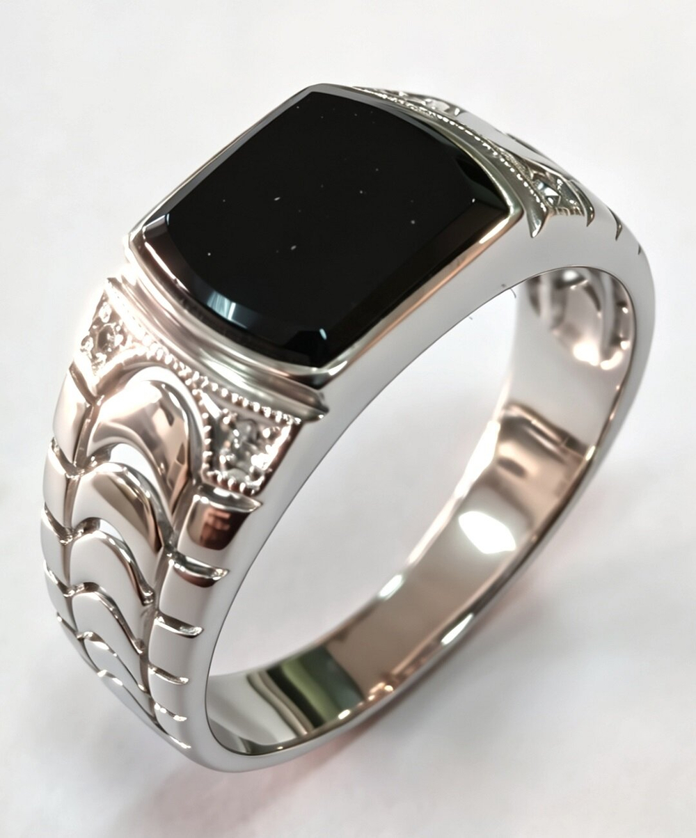 Ювелирное мужское кольцо из серебра 925 пробы,вставка оникс,фианиты,размер 20.5