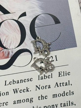 Подвеска Ди. 18х21 мм серебро стразы