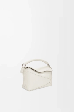 Loewe Мини-сумка Puzzle Edge из мягкой зернистой телячьей кожи, экрю