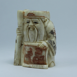 Нэцкэ Дзюродзин с длинным посохом и иероглифом счастье