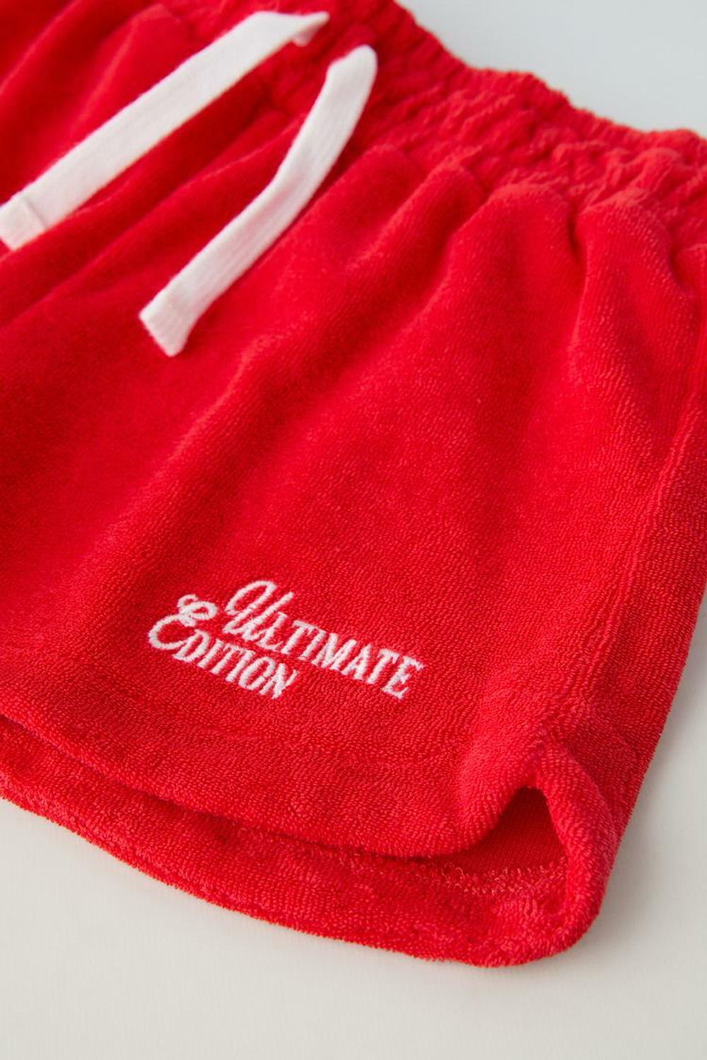 ZARA КОМПЛЕКТ ИЗ ФУТБОЛКИ И ШОРТОВ ИЗ МАХРОВОЙ ТКАНИ, ЯРКИЙ КРАСНЫЙ