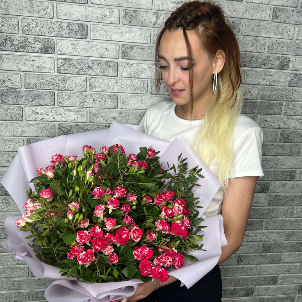 Букет из кустовых роз с зеленью