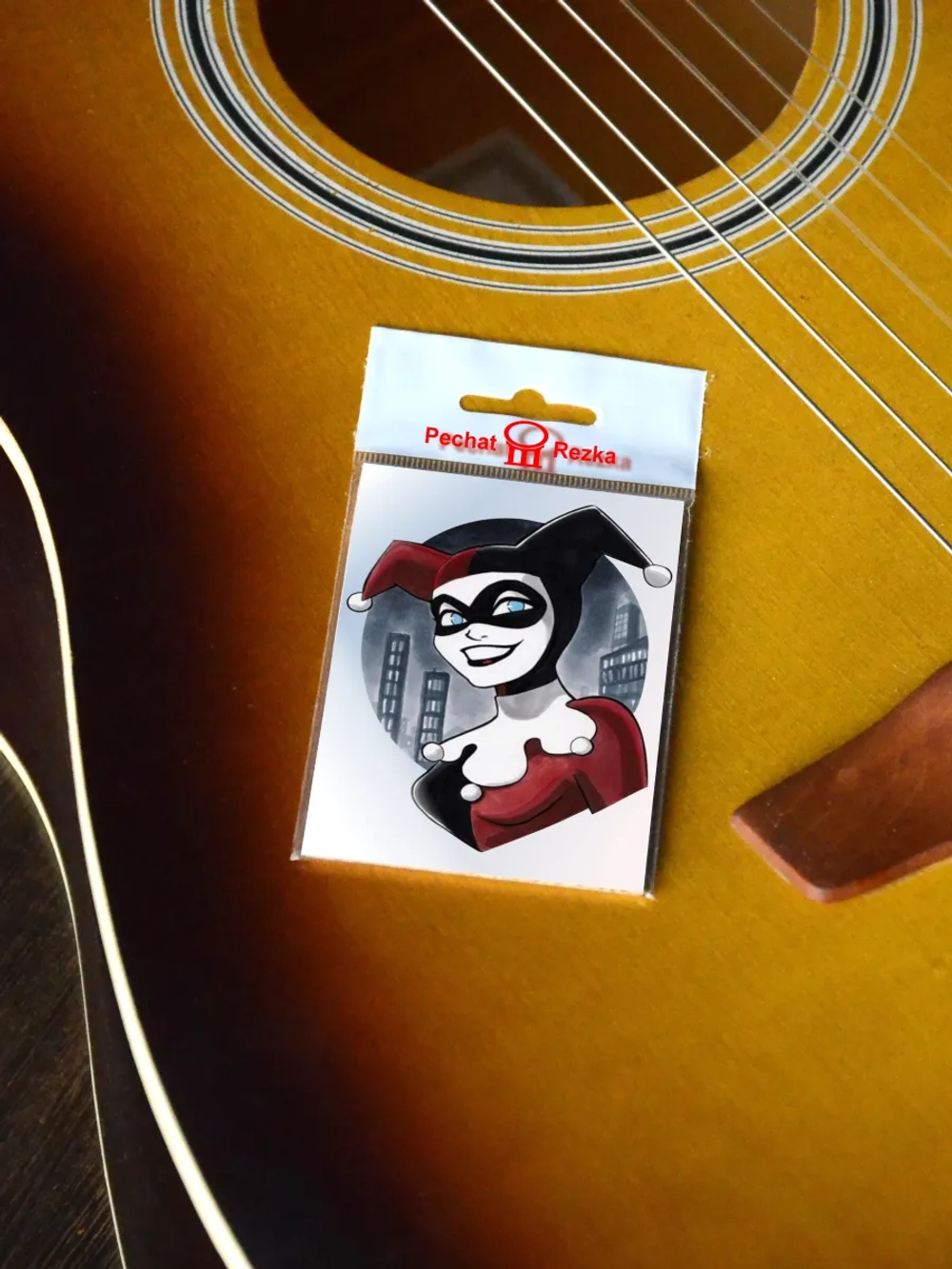 Стикер - Сумасшедшая девушка шут