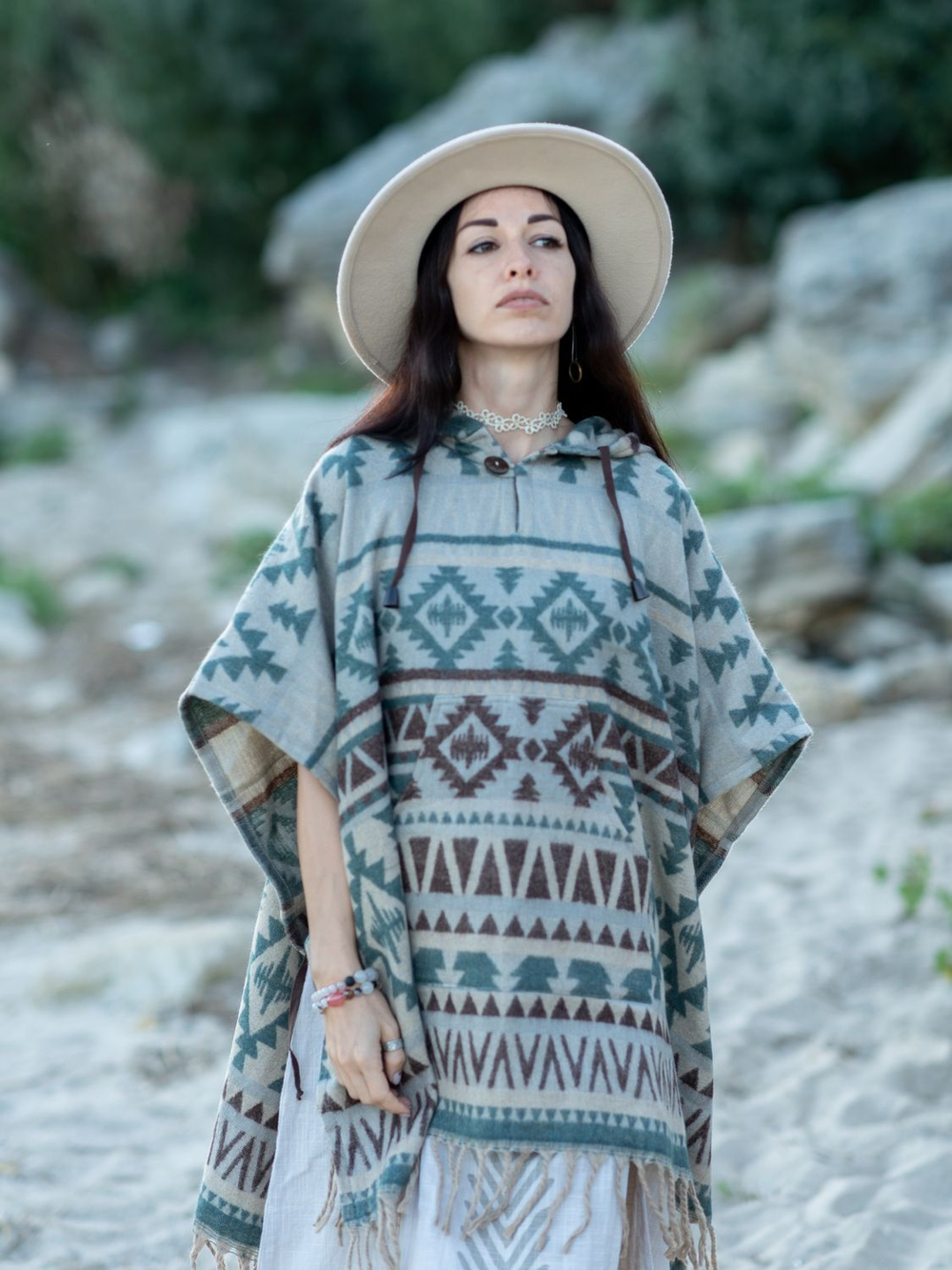 Пончо шерстяное с орнаментом