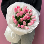 Букет свежих розовых тюльпанов