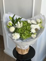 Букет из гортензии, пионов, пионовидной лилии, хризантемы и лизиантуса