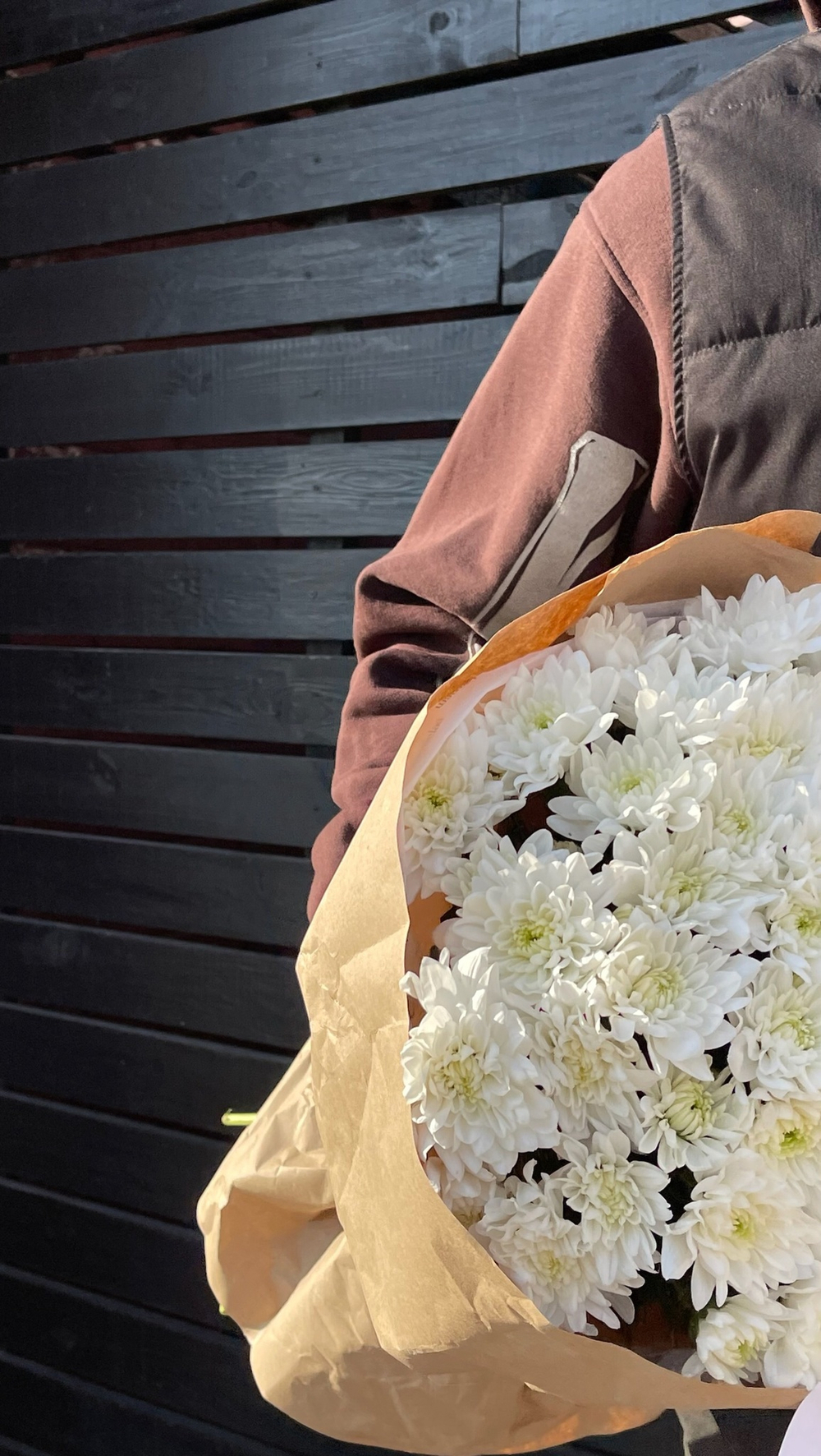 Моно букет из 21 веток кустовой хризантемы в оформлении