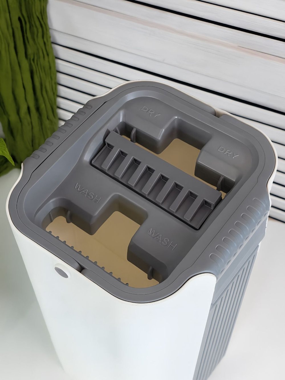 Ведро для мытья полов 5+5л с отжимом на защелках шваброй+2 насадки в комплекте