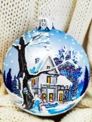 Стеклянный шар Снеговик у дерева 85 мм., в подарочной упаковке, Коломеев (КУ-85-204041)