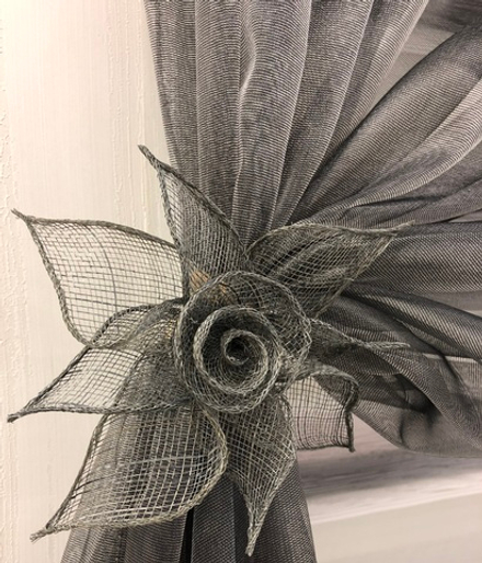 Держатель-подхват магнитный "Лилия" для легких штор, цвет муссон