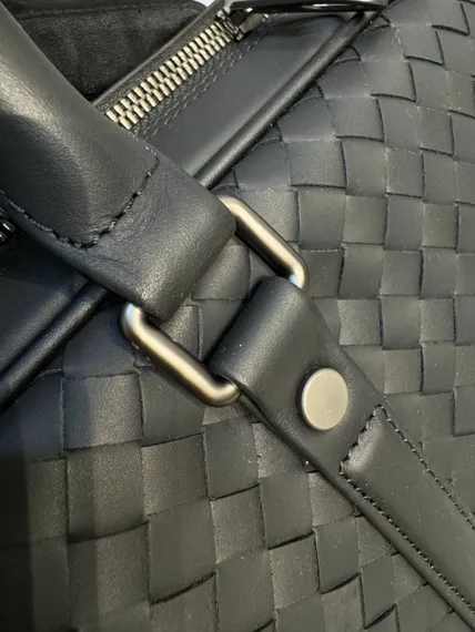 Кожаный портфель Bottega Veneta Intrecciato на молнии с плечевым ремнем