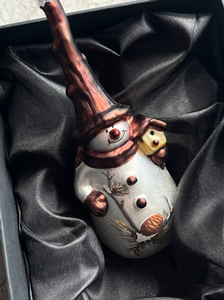 Новогодняя игрушка Снеговик лесничий с скворечником стекло