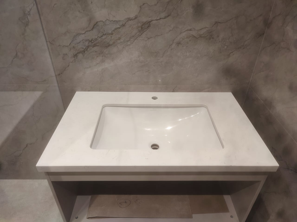 Столешница в санузел из кварцевого агломерата