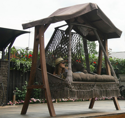 Подвесные плетеные качели СЕАРА+Деревянный каркас КАРАВЕЛЛА с крышей