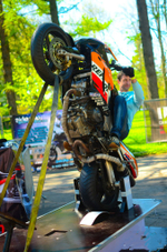 Обучение езде на заднем колесе мотоцикла