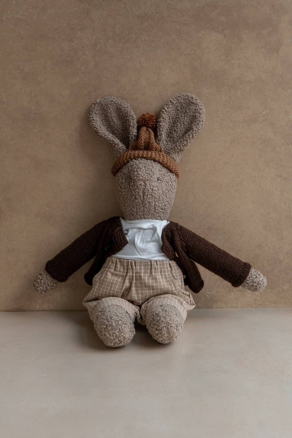 Зайка серо-бежевый в кардиган и карамельной шапке