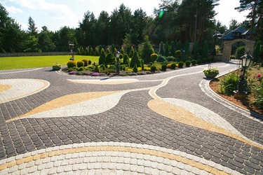 Круговая укладка брусчатки