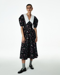 Платье с белым воротником