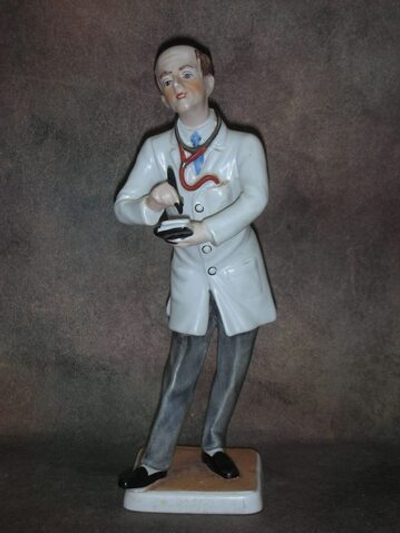 Статуэтка. Фарфор. Врач с рецептурным бланком. Goebel. Германия