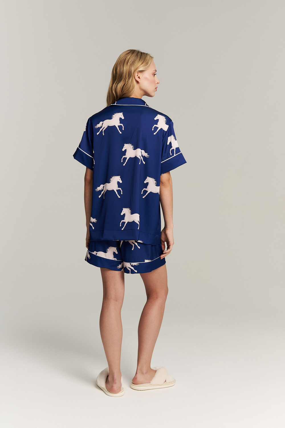 Шелковая блуза с кантом - белые лошади