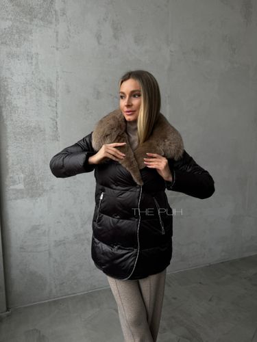 Черный пуховик с декоративной молнией и коричневым меховым воротником