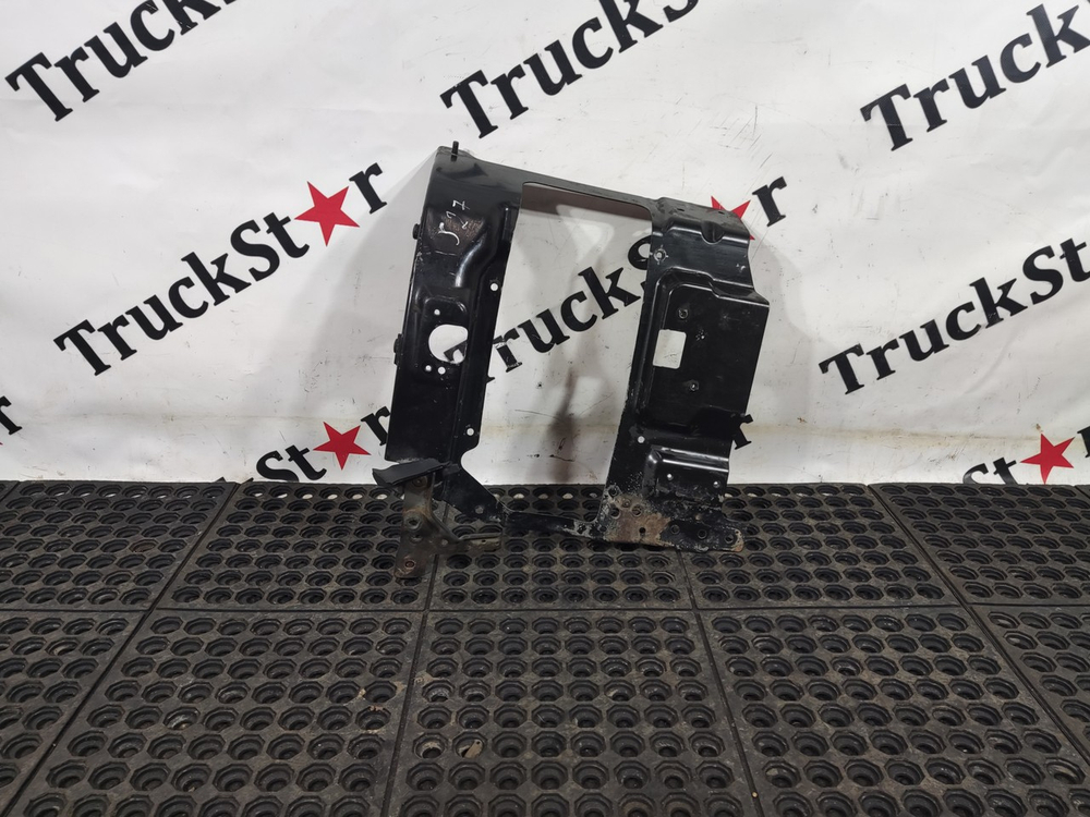 Кронштейн фары левой