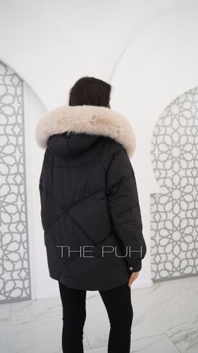 Короткий черный пуховик с контрастным меховым капюшоном