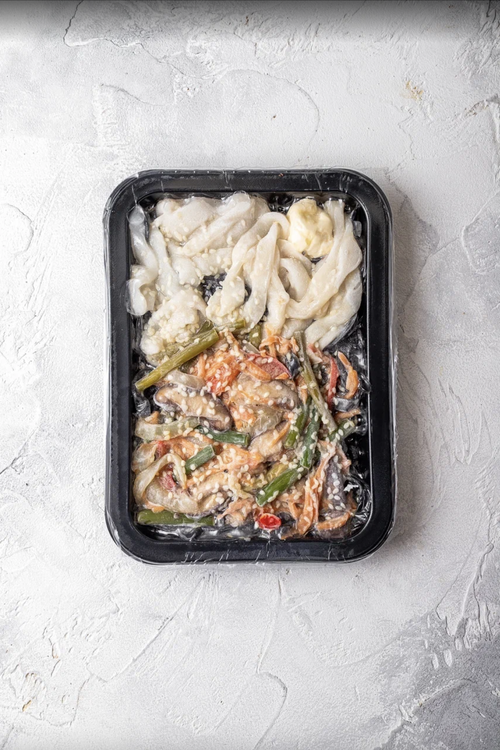 Вок с кальмаром и овощами на черном тесте в томатном соусе 400 гр