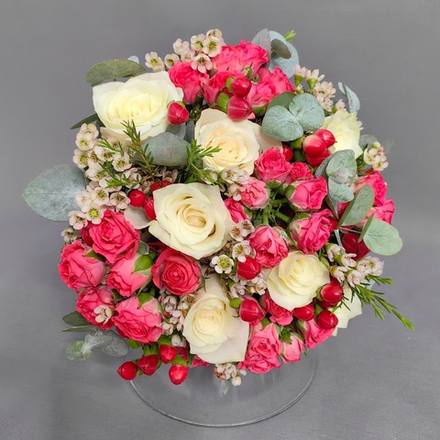 Букет невесты и бутоньерка в бело-малиновой гамме