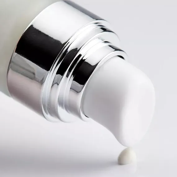 Омолаживающий крем для век, придающий сияние