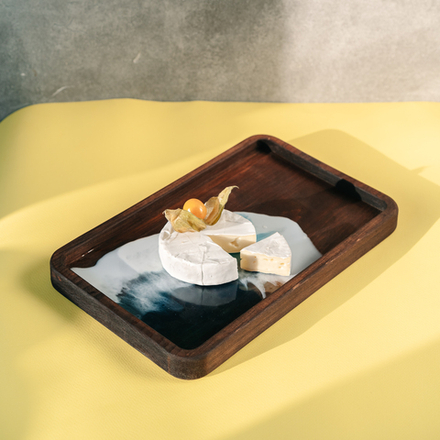 Деревянный прямоугольный сервировочный поднос Art of Siberia для подачи с эпоксидной смолой. WS19