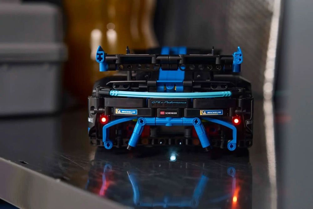 Конструктор LEGO Technic 42176 Гоночный автомобиль Porsche GT4 e-Performance
