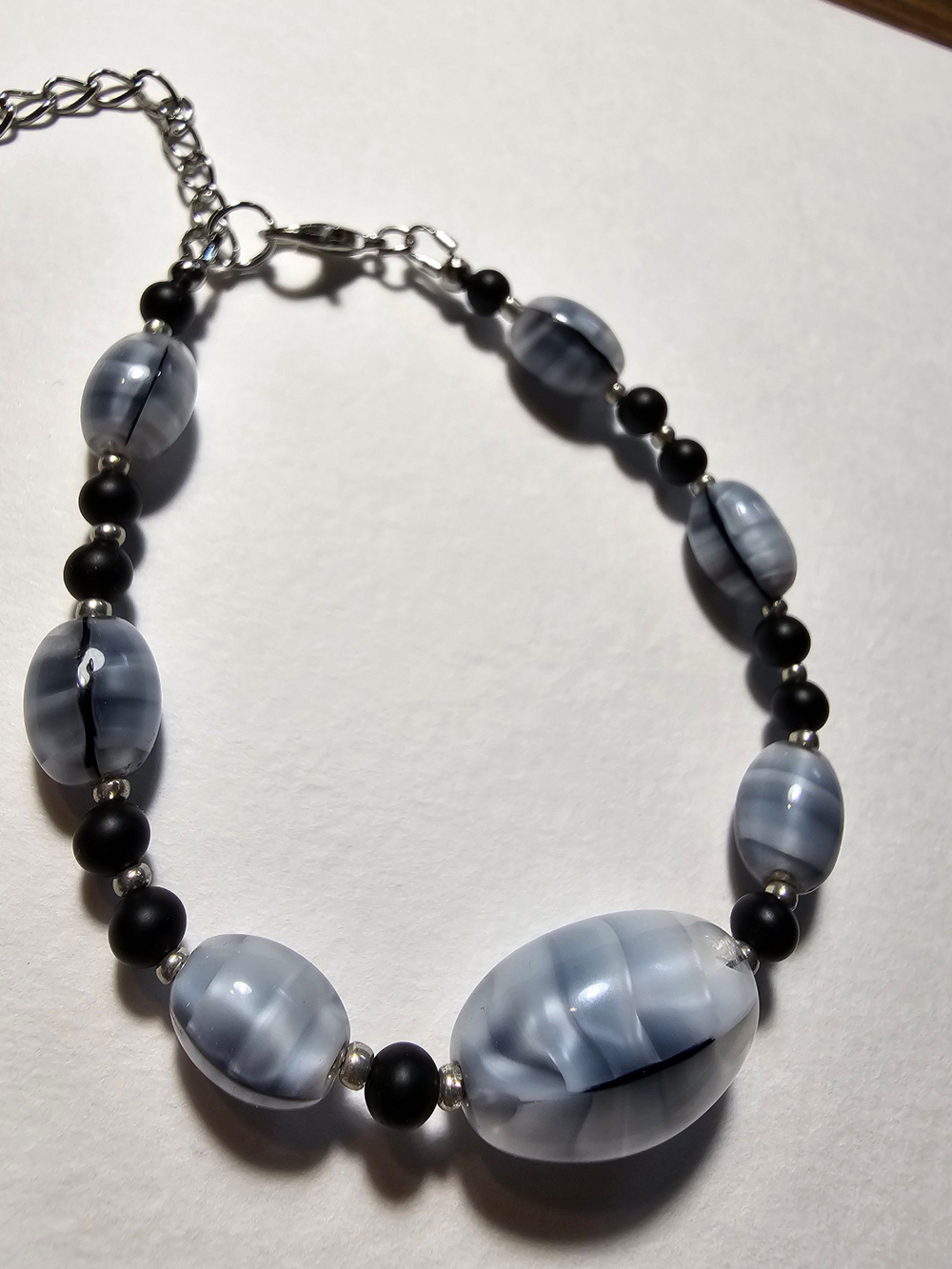 Браслет из натурального камня, авторская работа из Агата двух цветов "Агатовый средний"