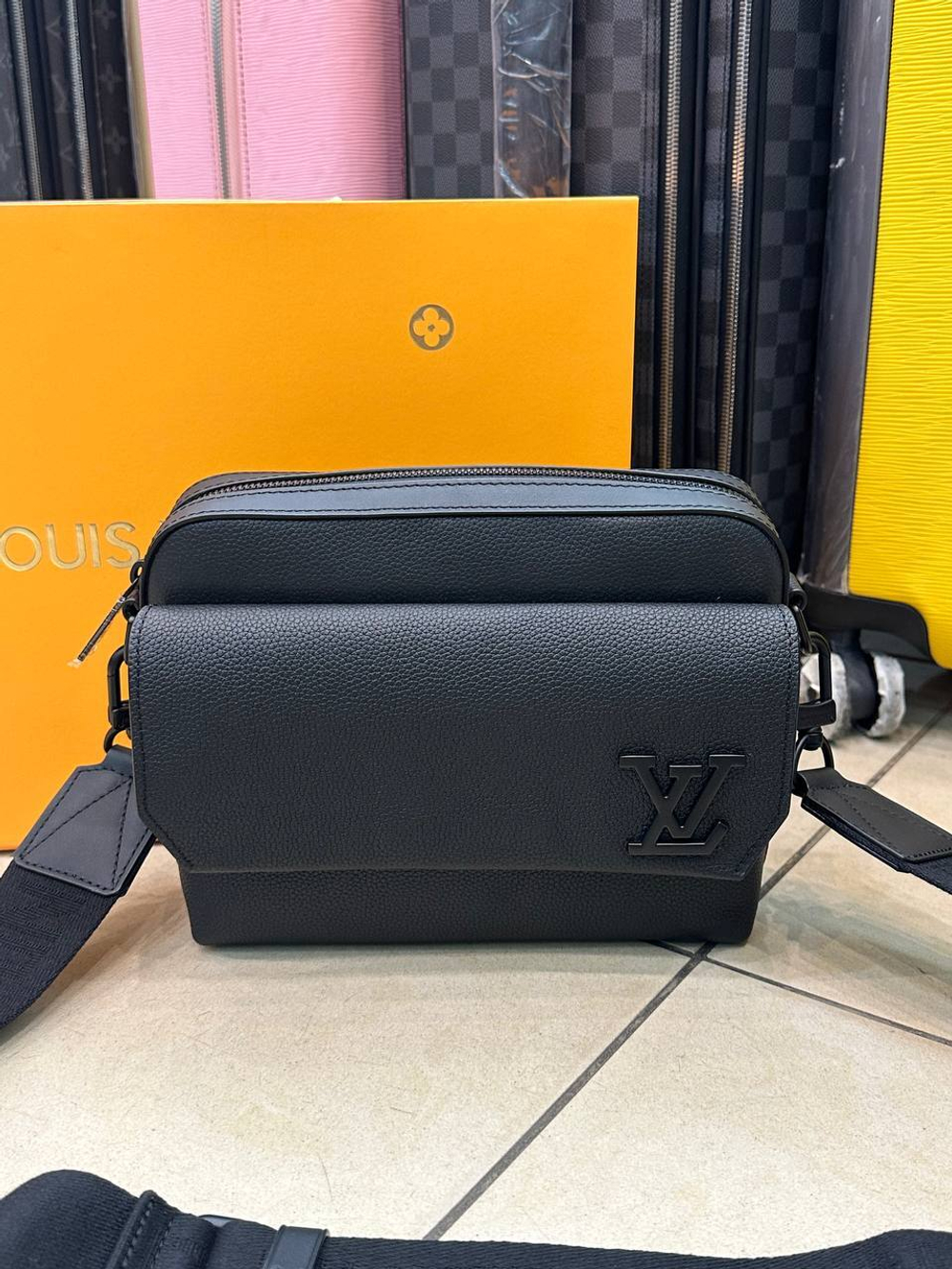 Сумка-мессенджер Louis Vuitton