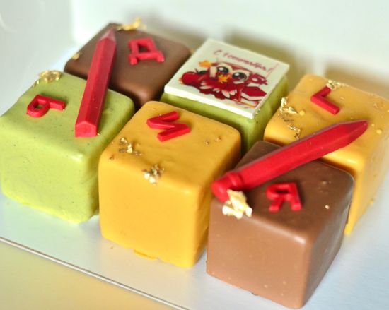 Ассорти муссовых пирожных на День знаний