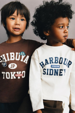 ZARA ФУТБОЛКА С ТЕКСТОВЫМ ПРИНТОМ, КОРИЧНЕВЫЙ