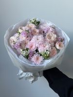 Букет из кустовых пионовидных роз, оксипеталума, маттиолы и хризантемы