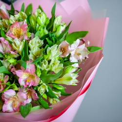 Монобукет из альстромерии в розовом оформлении