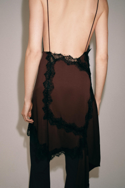 ZARA АСИММЕТРИЧНОЕ КРУЖЕВНОЕ ПЛАТЬЕ, ЧЕРНЫЙ/КОРИНЕЧВЫЙ
