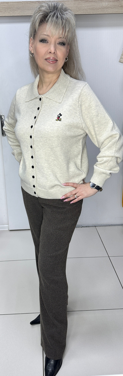 Светлый жакет на черных пуговках