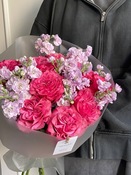 Букет из одноголовой кудрявой розы Кантри и кустовой ароматной маттиолы