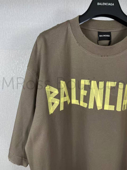 Женская футболка Balenciaga коричневого цвета с надписью