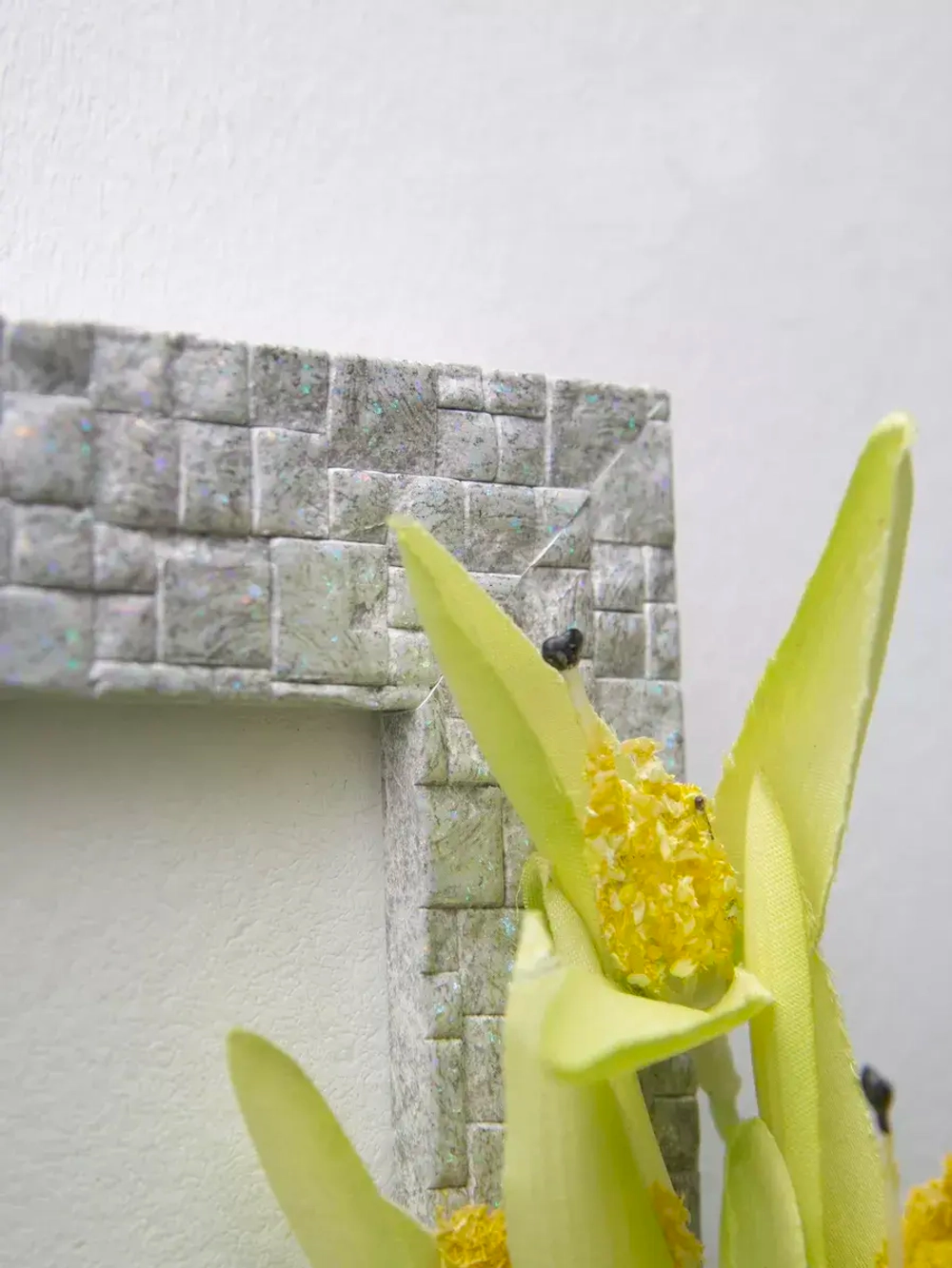 Настенная композиция с цветами в раме 70*32 см