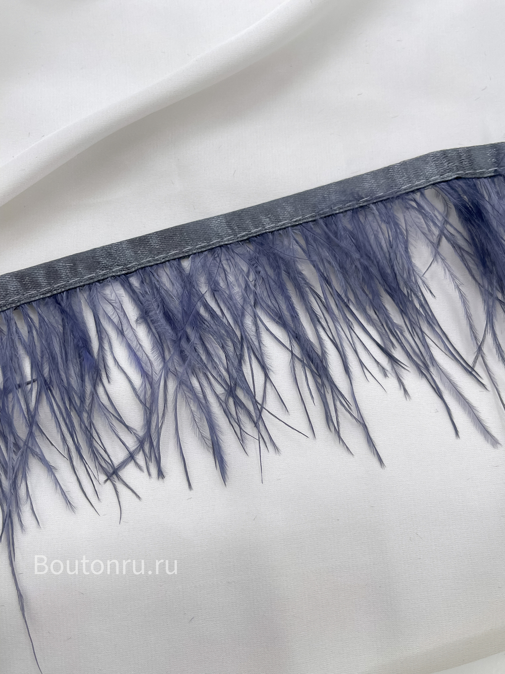 Перо темное серо-голубое