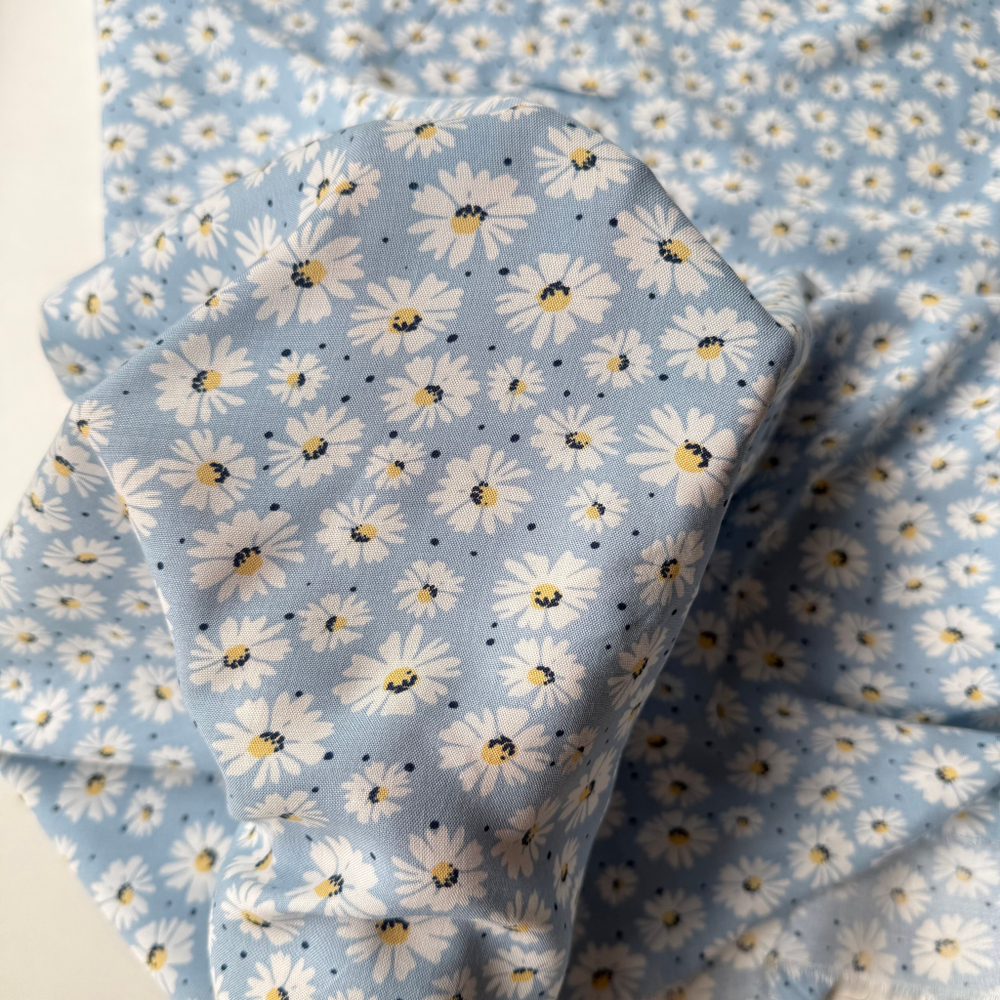 Вискоза (штапель) Ромашки на голубом фоне