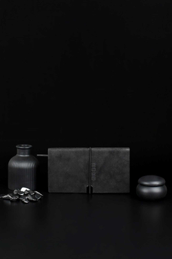 Еженедельник датированный 2026 ESCALADA, 175х95 мм, 64 л., арт. 70392/ 40 ТИВОЛИ ГЛОСС ЧЁРНЫЙ (кожзам: мягкий переплёт, материал обложки: искусственная кожа "Тиволи глосс"; декор: блинтовое тиснение; способ крепления блока: ниткошвейный; вн. блок: 64