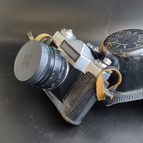 №4 Фотоаппарат "Зенит-Е" с объективом "Гелиос 44 - 2", металл, стекло, кожа, пластик, Красногорский механический завод (КМЗ), СССР, 1977 г.