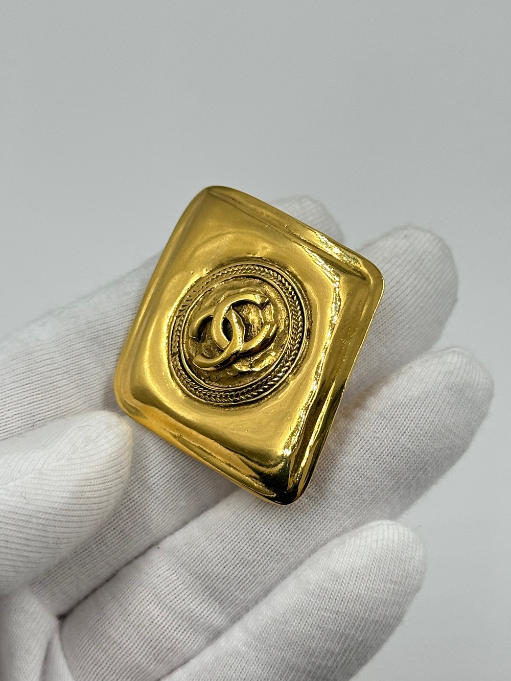 Брошь Chanel с логотипом